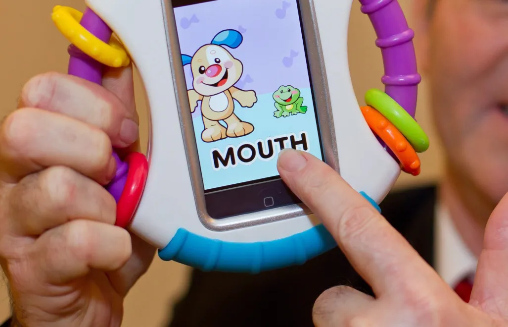 Zabawka dla malucha z miejscem na smarfton Fot. PAP/EPA/DANIEL KARMANN