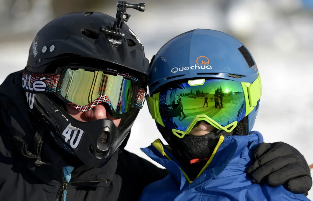 Narciarze w kaskach Fot. PAP/Darek Delmanowicz