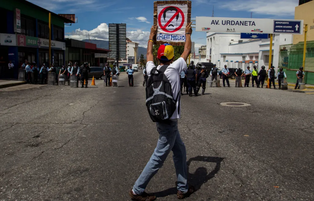 Protesty przeciwko Nicolasowi Maduro w 2016 r. Fot. EPA/MIGUEL GUTIERREZ