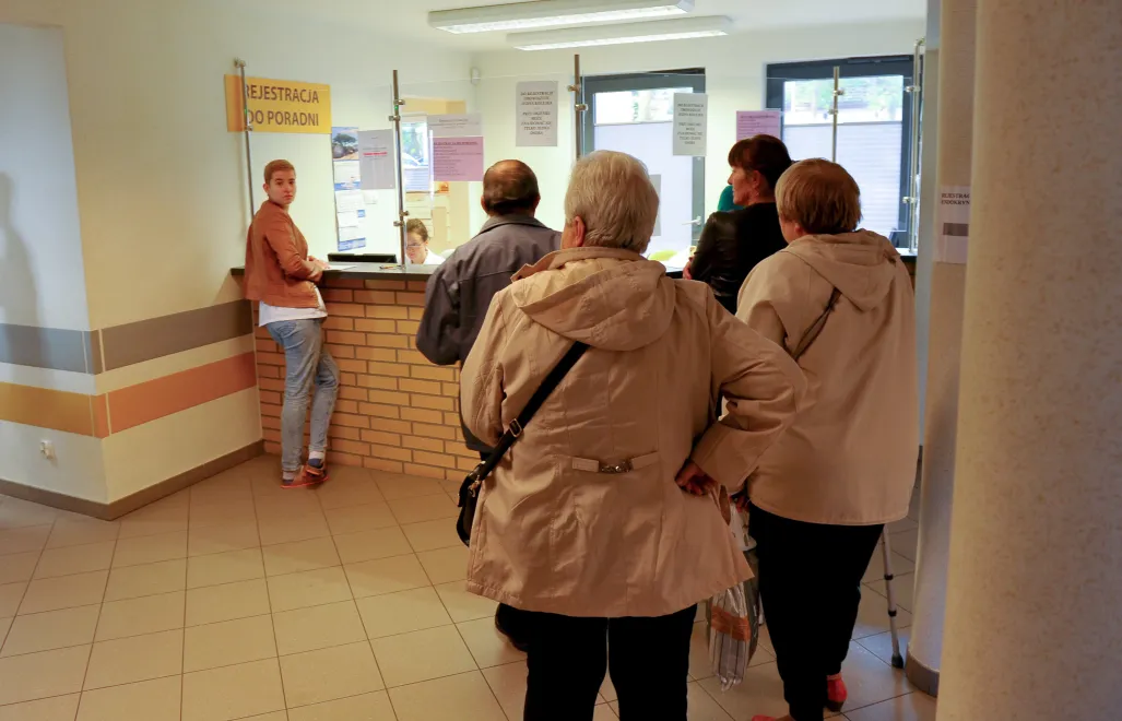 Kolejka do rejestracji w przychodni. Zdj. ilustracyjne. Fot.  PAP/Marcin Bielecki