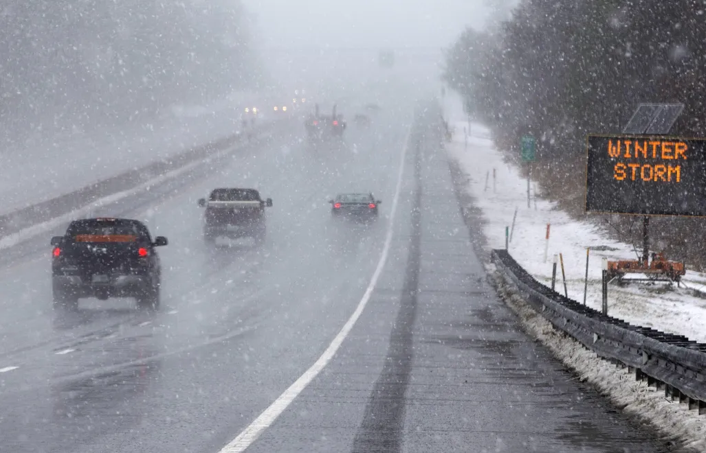 Samochody podczas zamieci śnieżnej w USA, zdjęcie ilustracyjne, fot. PAP/EPA/CJ GUNTHER