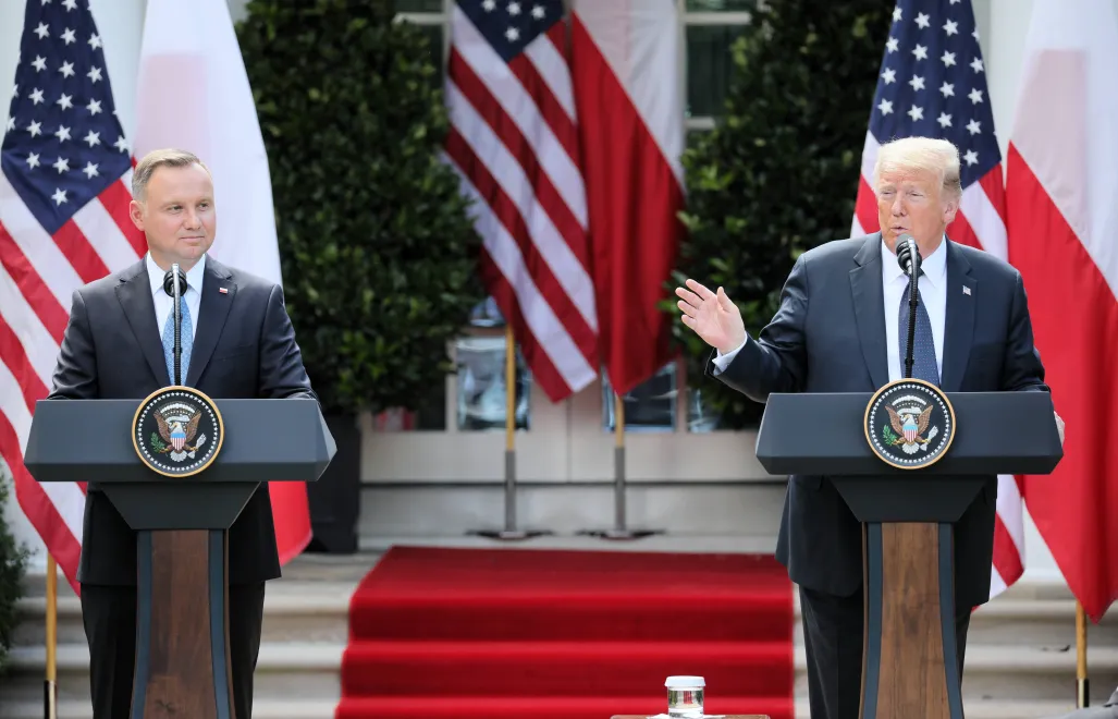 Waszyngton, Stany Zjednoczone Ameryki, 24.06.2020. Prezydent RP Andrzej Duda (L) oraz prezydent Stanów Zjednoczonych Donald Trump (P) podczas wspólnej konferencji prasowej w Ogrodzie Różanym Białego Domu. Fot. PAP/Leszek Szymański