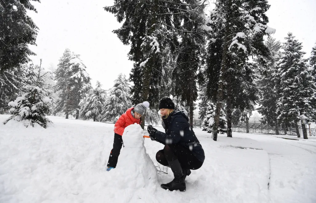 Zimowe aktywności. Fot. EPA/DANIEL DAL ZENNARO 