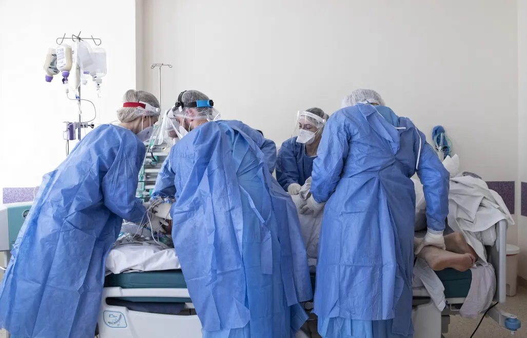 Medycy z oddziału intensywnej terapii. Zdj. ilustracyjne. Fot. PAP/Jacek Szydłowski