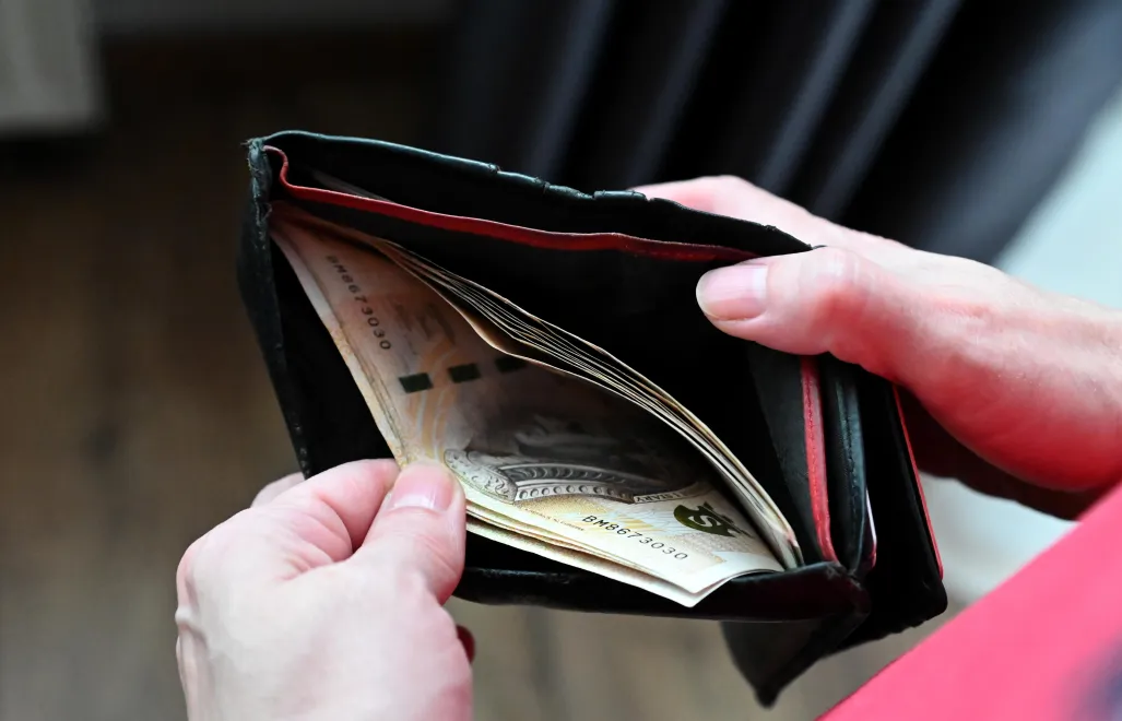 Banknoty w portfelu Fot. PAP/Marcin Bielecki