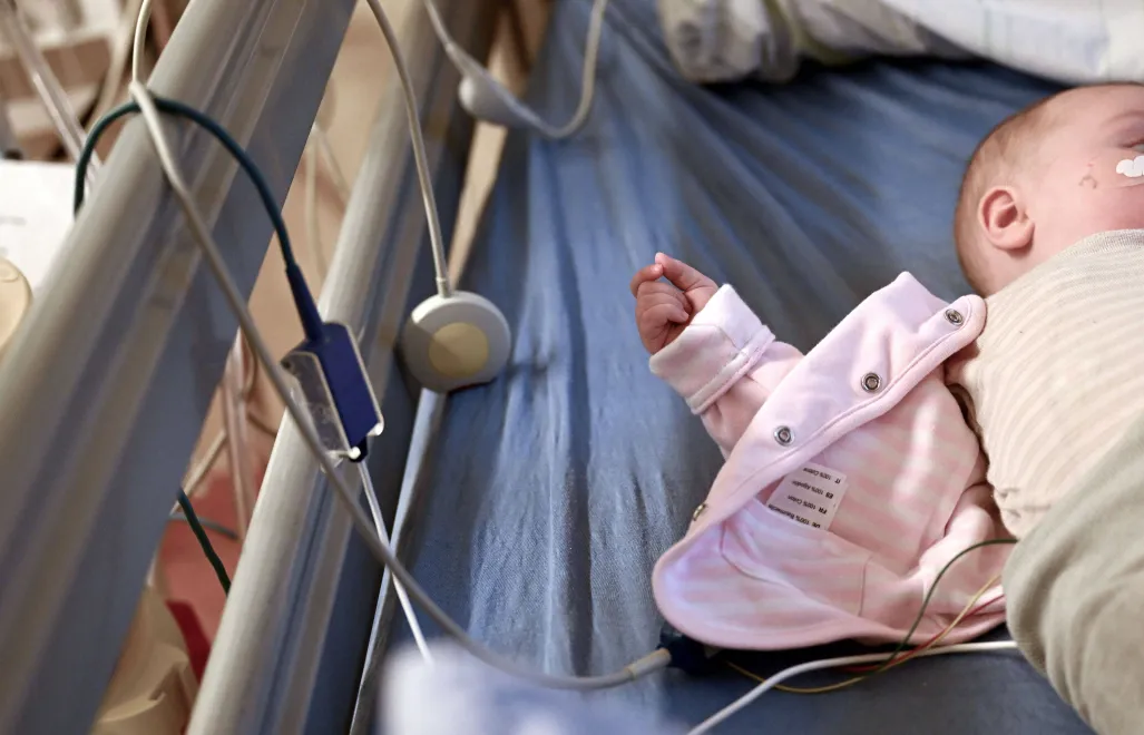 Niemowlę w szpitalu z infekcją RSV Fot. PAP/EPA/Filip Singer