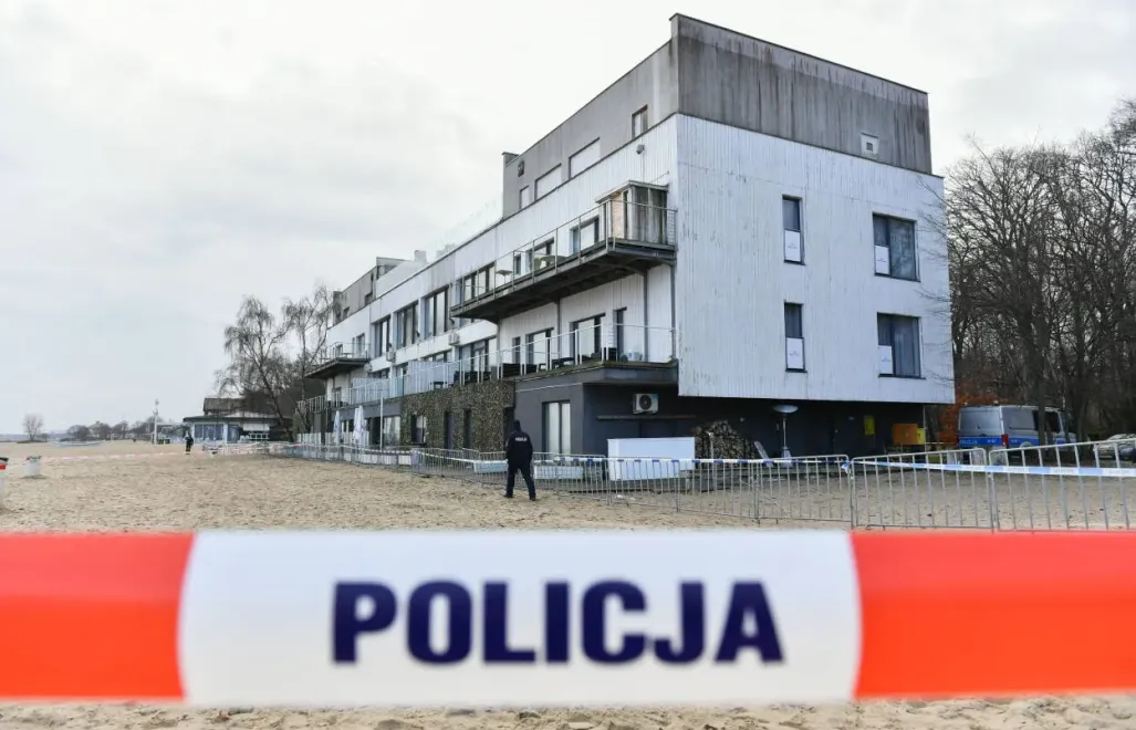Policja przy budynku dawnej Zatoki Sztuki w 2022 roku, fot. PAP/Adam Warżawa