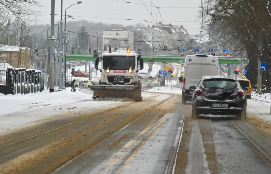 Opady śniegu w Szczecinie. Zdj. ilustracyjne. Fot. PAP/Marcin Bielecki.