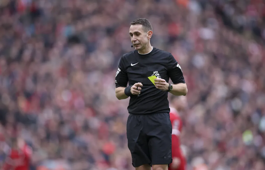 Były sędzia David Coote, fot. PAP/EPA/ADAM VAUGHAN