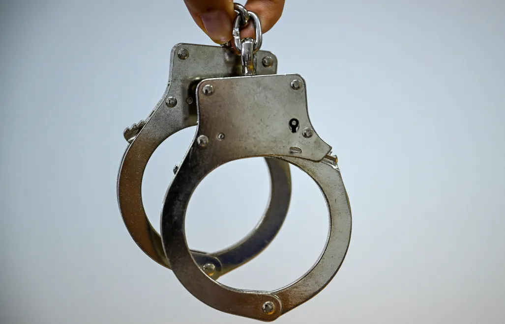 Наручники, фотоілюстрація. Fot. PAP/Darek Delmanowicz