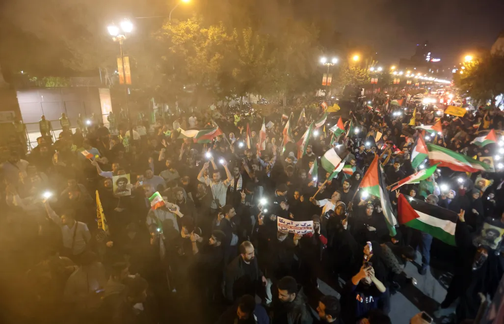 Demonstracja obok ambasady brytyjskiej w Teheranie. Fot. PAP/EPA/ABEDIN TAHERKENAREH