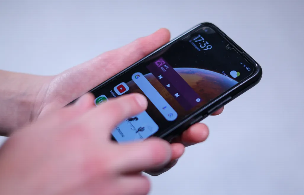 Smartfon. Fot. PAP/Szymon Pulcyn