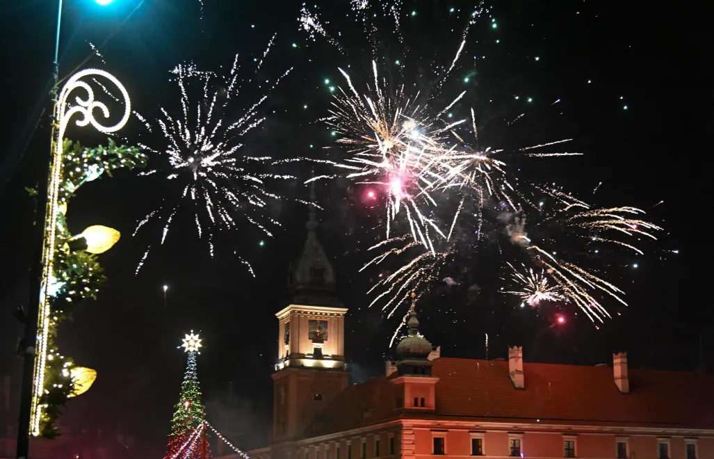  Mieszkańcy stolicy i turyści świętują nadejście Nowego Roku na pl. Zamkowym w Warszawie Fot. PAP/Radek Pietruszka