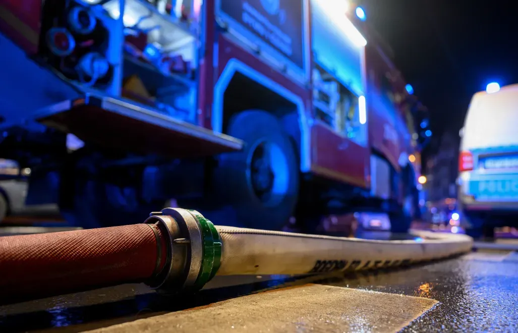 Akcja gaśnicza straży pożarnej. Fot. PAP/Jakub Kaczmarczyk