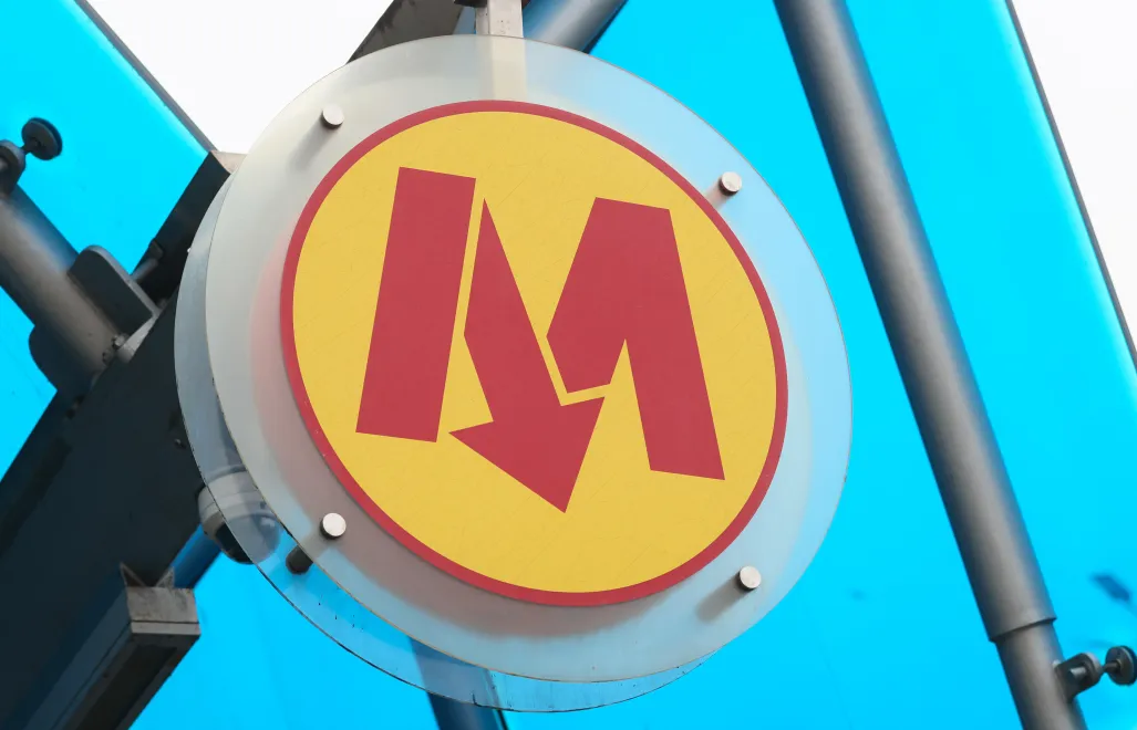 Logo Metra Warszawskiego. Fot. PAP/Leszek Szymański