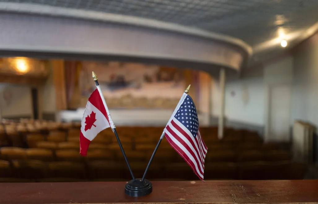 Flagi kanadyjska i amerykańska Fot. PAP/EPA/JUSTIN LANE