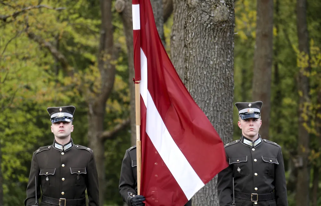 Почётный караул с национальным знаменем Латвии в Риге. Fot. PAP/EPA/TOMS KALNINS