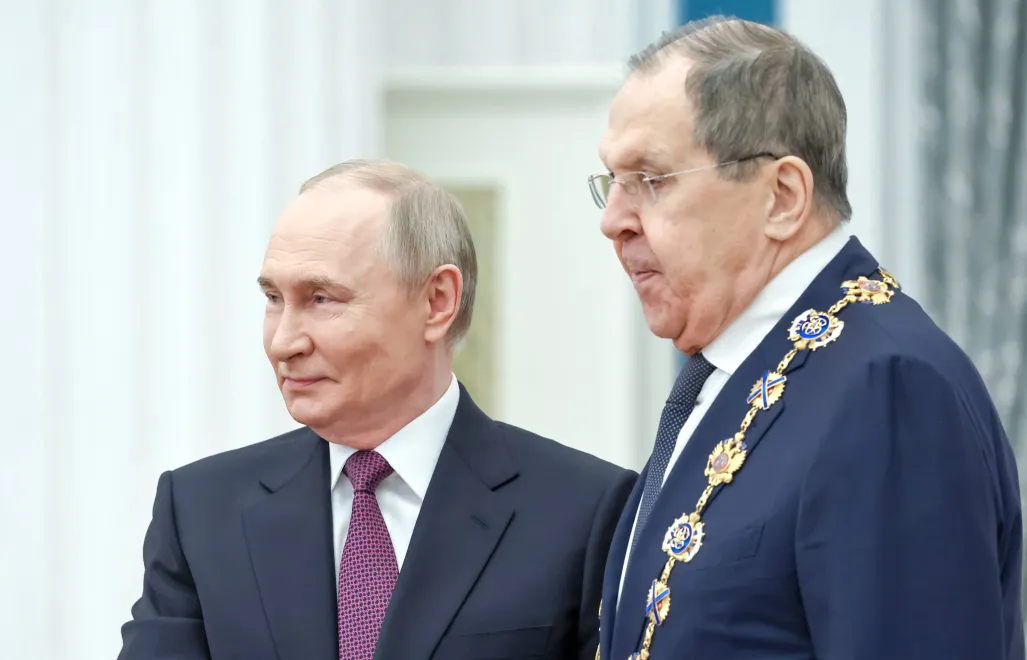 Szef rosyjskiego MSZ Sergiej Ławrow i przywódca Rosji Władimir Putin. Fot. PAP/EPA/ALEXANDER KAZAKOV / SPUTNIK / KREMLIN POOL