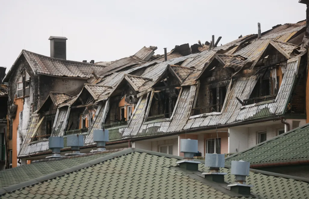 Spalone budynki mieszkalne w podwarszawskich Ząbkach, fot. PAP/Leszek Szymański
