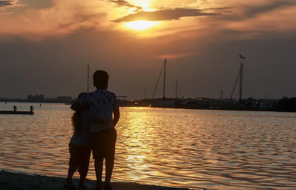 Para przyglądająca się zachodowi Słońca. Fot. PAP/ EPA/OLIVIER HOSLET 