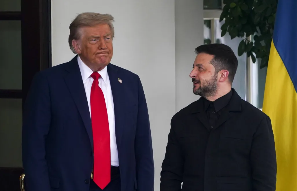 Дональд Трамп вітає Володимира Зеленського перед Білим домом, 18 серпня 2025 р. Фотоілюстрація. Fot. PAP/EPA/WILL OLIVER