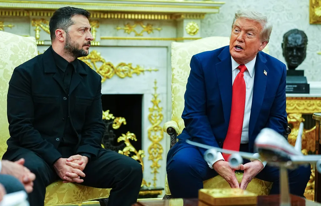 Prezydent Ukrainy Wołodymyr Zełenski i prezydent USA Donald Trump. Fot. PAP/EPA/AARON SCHWARTZ / POOL