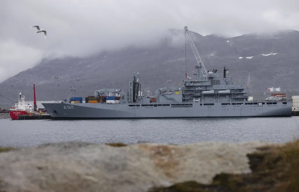 Німецьке судно біля берегів Гренландії. Fot. PAP/EPA/Christian Klindt Soelbeck