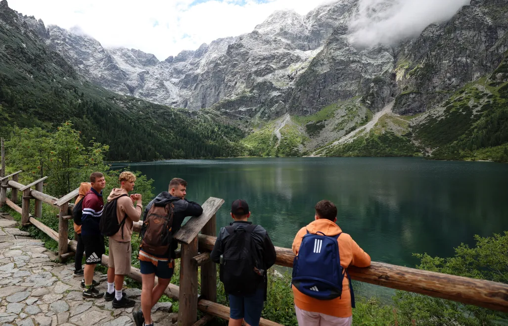 Turyści nad Morskim Okiem Fot. PAP/Grzegorz Momot
