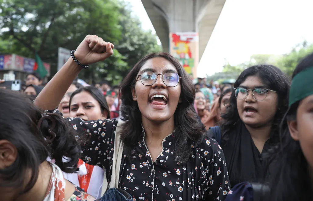 Młode osoby protestujące w Bangladeszu. Fot. EPA/MONIRUL ALAM