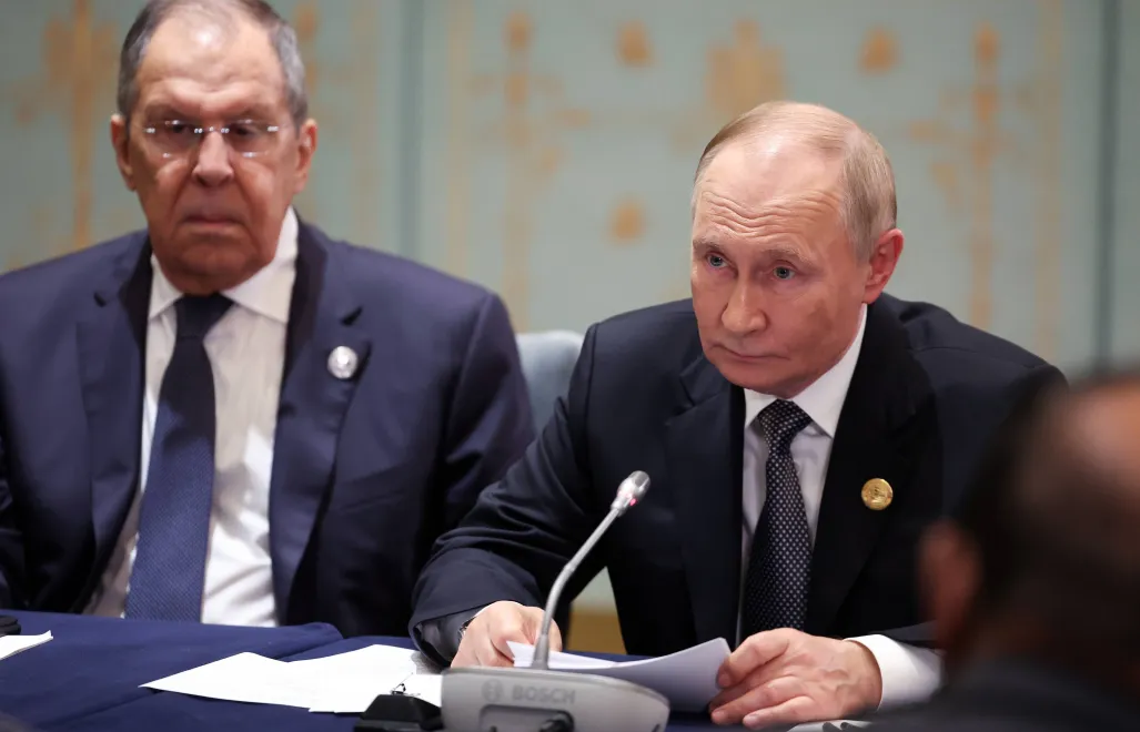 Przywódca Rosji Władimir Putin i szef rosyjskiego MSZ Siergiej Ławrow. Fot. PAP/EPA/ALEXANDER KAZAKOV/SPUTNIK/KREMLIN POOL