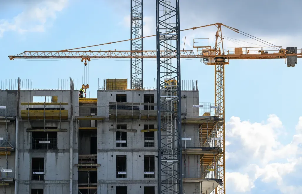 Budowa bloku mieszkalnego. Fot. PAP/Darek Delmanowicz