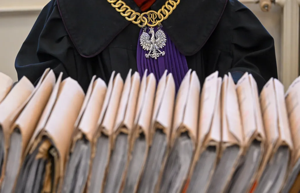 Akta sądowe i łańcuch sędziowski. Zdj. ilustracyjne. Fot. PAP/Andrzej Jackowski