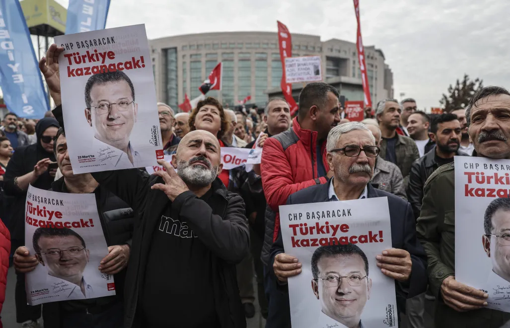Protest zorganizowany przez turecką opozycję, fot. PAP/EPA/ERDEM SAHIN