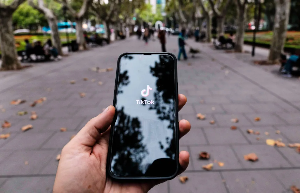 Ikona TikToka na ekranie smartfonu Fot. PAP/EPA/ALEX PLAVEVSKI