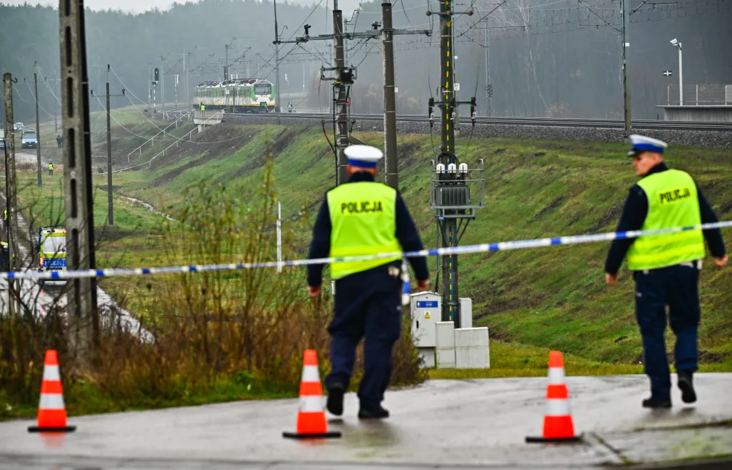 Działania służb przy zniszczonym fragmencie torowiska na trasie Dęblin-Warszawa przy stacji kolejowej w okolicy miejscowości Mika. Fot. PAP/Przemysław Piątkowski