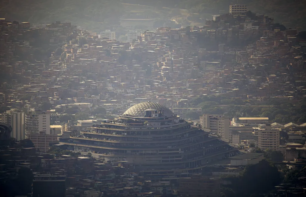 Więzienie El Helicoide. Fot. PAP/EPA/MIGUEL GUTIERREZ