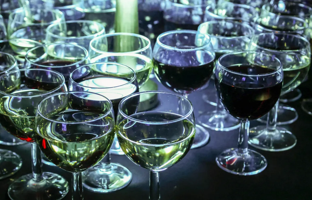 Alkohol w kieliszkach. Zdj. ilustracyjne. Fot. PAP/Albert Zawada