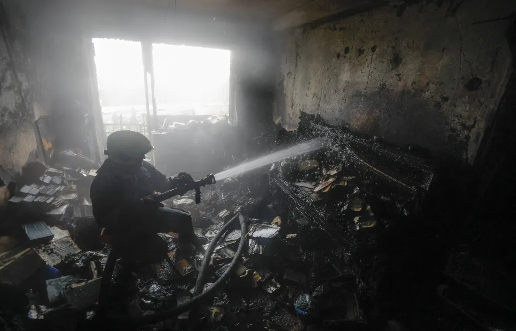 Kałasznyk: ciało mężczyzny znaleziono podczas gaszenia pożaru w jego własnym domu. Fot. PAP/EPA/SERGEY DOLZHENKO (zdjęcie ilustracyjne)