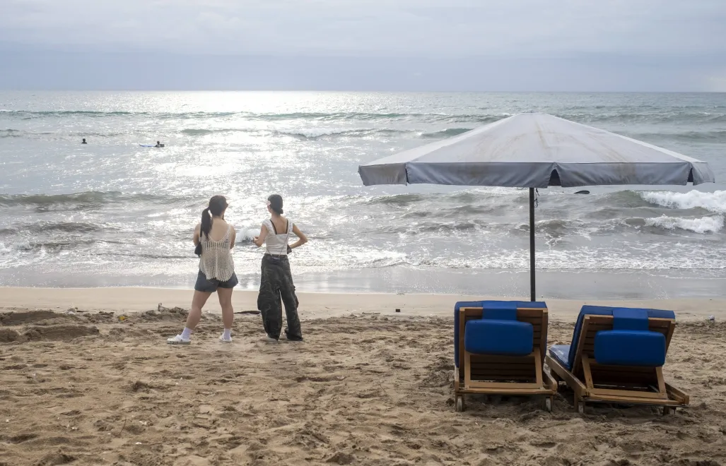 Turystki na plaży na Bali Fot. PAP/EPA/MADE NAGI