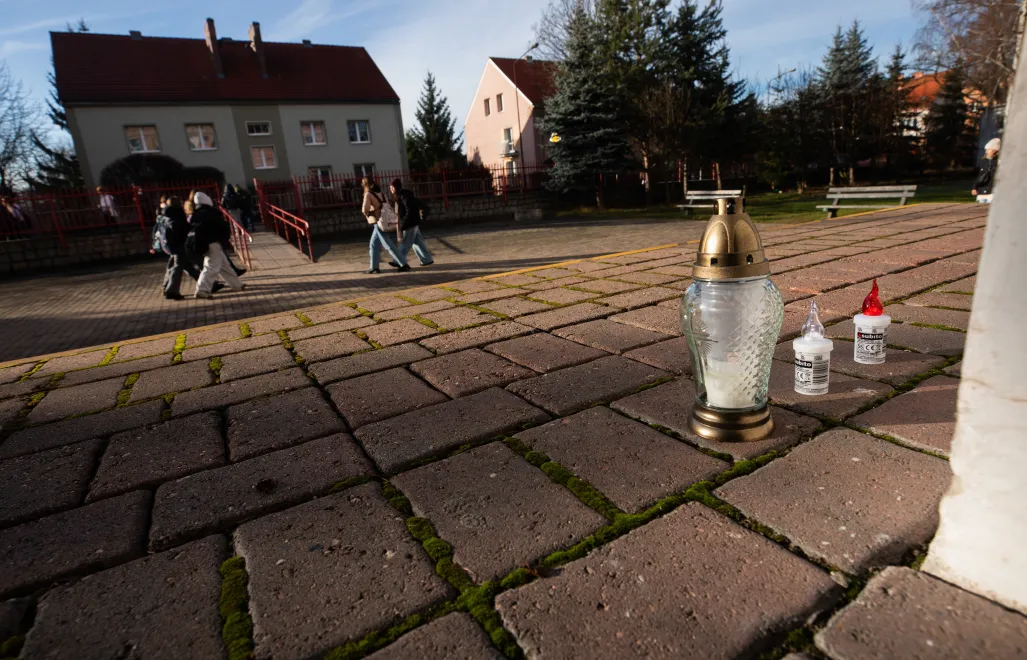 Znicze przed szkołą podstawową nr 10 w Jeleniej Górze, fot. PAP/Krzysztof Ćwik