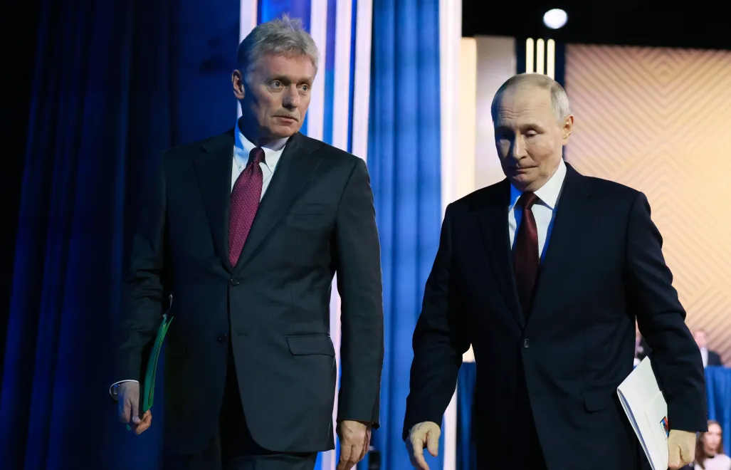 Dmitrij Pieskow i Władimir Putin, fot. PAP/EPA/SPUTNIK POOL/	ALEXANDER KAZAKOV/SPUTNIK/KREMLIN / POOL