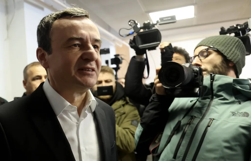 Ponowne przeliczenie głosów potwierdziło przewagę partii ustępującego premiera Albina Kurtiego. Fot. PAP/EPA/	GEORGI LICOVSKI