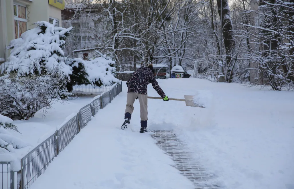 Odśnieżanie chodnika Fot. PAP/Tomasz Waszczuk