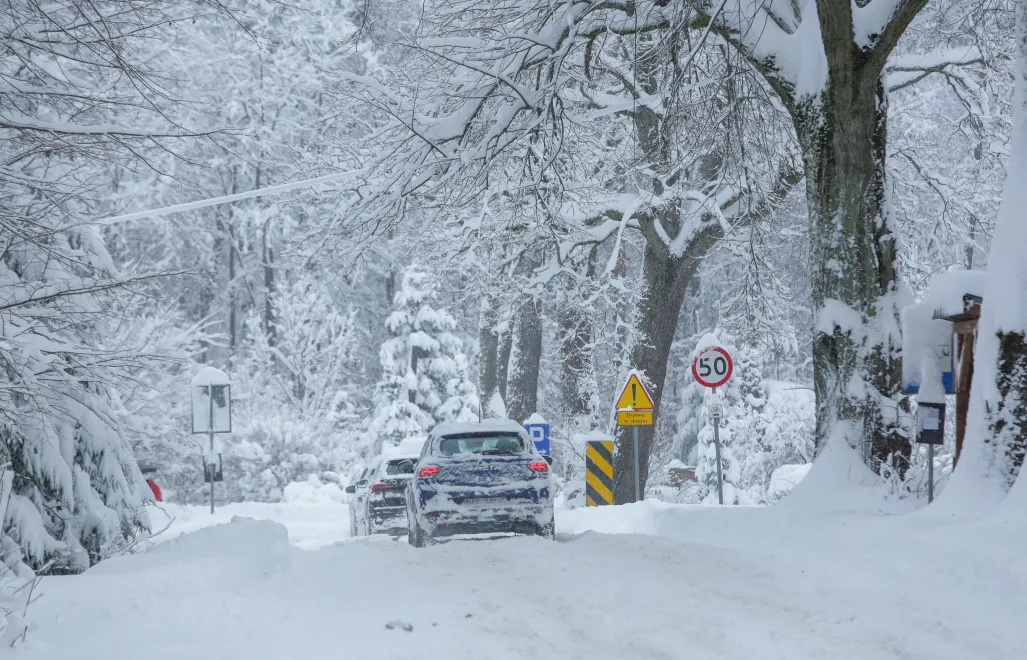 Zaśnieżona droga, zdjęcie ilustracyjne, fot. PAP/Tomasz Waszczuk