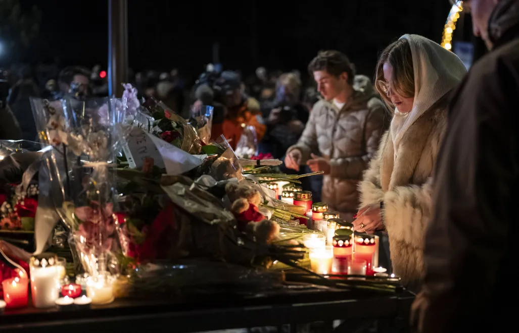 Znicze i kwiaty upamiętniające ofiary tragedii, fot. PAP/EPA/KEYSTONE/ALESSANDRO DELLA VALLE