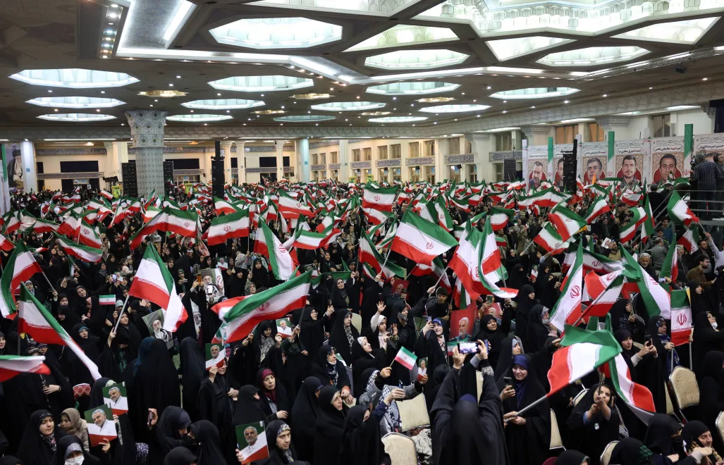 Flagi irańskie, zdjęcie ilustracyjne, fot. PAP/EPA/ABEDIN TAHERKENAREH