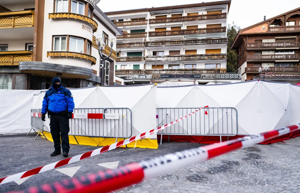 Miejsce pożaru w fot. PAP/EPA/JEAN-CHRISTOPHE BOTT