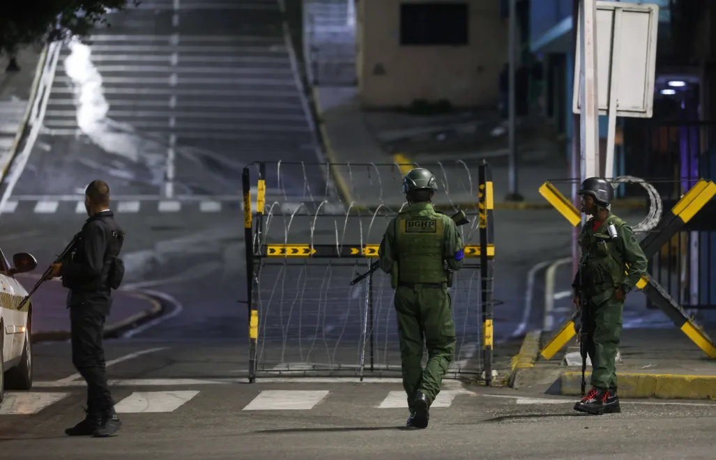 Wenezuelskie wojska niedaleko pałacu prezydenckiego Miraflores. Fot. PAP/EPA/MIGUEL GUTIERREZ