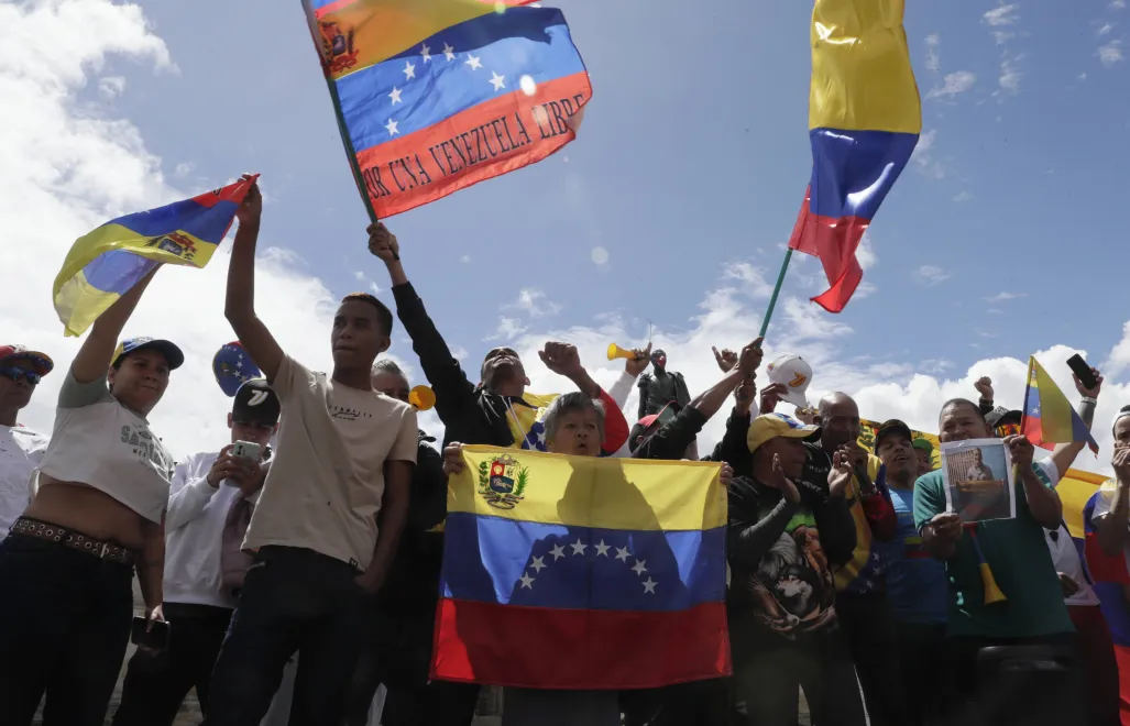 Wenezuelczycy świętują na Placu Bolivara w Bogocie w Kolumbii po działaniach wojskowych USA w Wenezueli. Fot. PAP/EPA/	Carlos Ortega