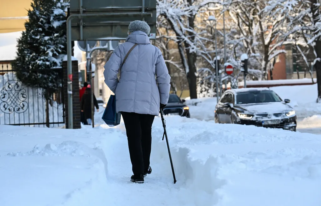 Kobieta na zaśnieżonym chodniku w Słupsku Fot. PAP/Piotr Kowala